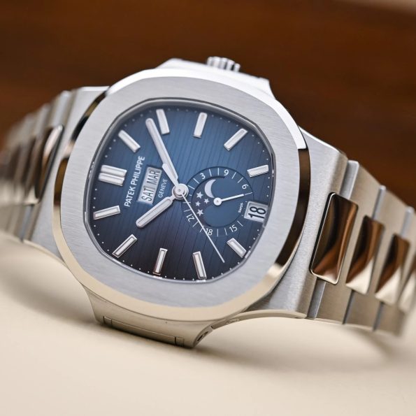 Patek-Philippe-Nautilus-Annual-Calendar-5726-Gradient-Blue-Dial-review-9