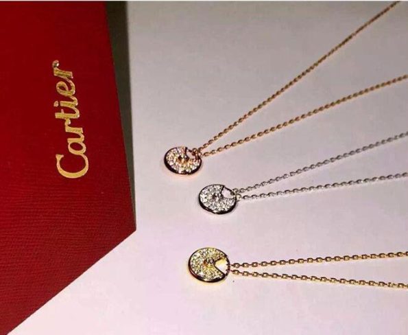 amulette-de-cartier-diamond-necklack-in-yellow-gold-white-gold-and-pink-gold6512bd43d9caa6e02c990b0a82652dca