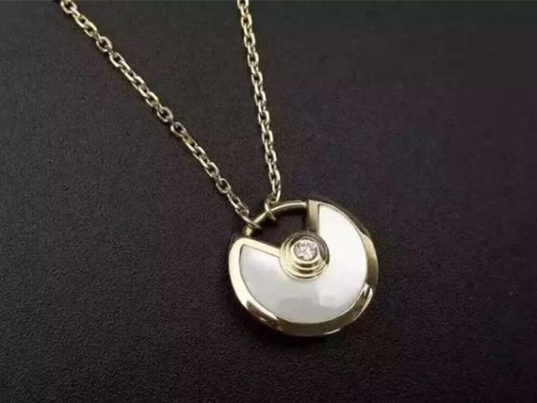 amulette-de-cartier-white-mother-of-pearl-diamond-necklack-in-yellow-gold-white-gold-and-pink-gold642e92efb79421734881b53e1e1b18b6