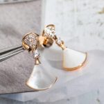 divas-dream-earrings-with-mother-of-pearl-and-pave-diamonds-rose-gold-copy19ca14e7ea6328a42e0eb13d585e4c22-595×595