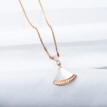 divas-dream-necklace-with-mother-of-pearl-and-pave-diamodns-rose-gold-11-replicaa5bfc9e07964f8dddeb95fc584cd965d-595×595