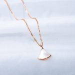 divas-dream-small-necklace-with-mother-of-pearl-and-1-diamodns-rose-gold-copyf7177163c833dff4b38fc8d2872f1ec6-595×464