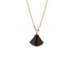 divas-dream-small-necklace-with-onyx-and-1-diamodns-rose-gold-copyc9f0f895fb98ab9159f51fd0297e236d-595×464