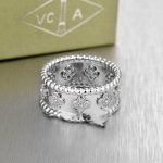 fake-van-cleef-arpels-clover-ring-in-white-with-round-diamonds4e732ced3463d06de0ca9a15b6153677