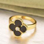 fake-van-cleef-vintage-alhambra-ring-in-yellow-gold-with-onyx33e75ff09dd601bbe69f351039152189