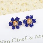 hot-selling-van-cleef-arpels-rose-de-noel-clip-earrings-white-blue-with-diamonds-replicac9f0f895fb98ab9159f51fd0297e236d-595×446