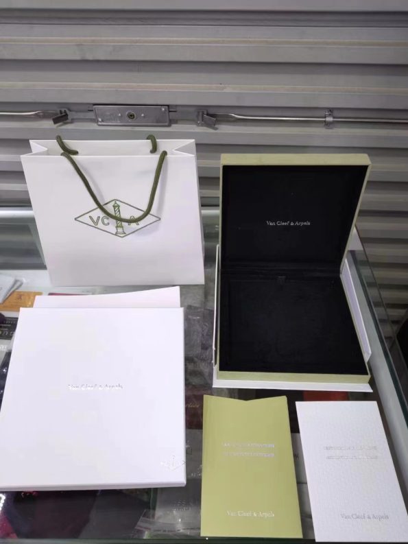 original-copy-van-cleef-arpels-long-necklace-packaging-complete-set-of-pricef457c545a9ded88f18ecee47145a72c0