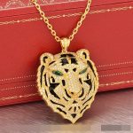 panthere-de-cartier-leopard-head-pendant-in-yellow-gold-with-emeralds-and-diamonds3c59dc048e8850243be8079a5c74d079