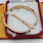 replica-cartier-love-bracelet-for-men-and-women-pink-gold-4-diamonds-b6036016-new-version-prevent-screws-fall-out34173cb38f07f89ddbebc2ac9128303f