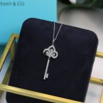 replica-tiffany-keys-fleur-de-lis-key-pendant-womens-full-diamond-necklace-high-end-silver-18k-gold-grp094836f4922f45568161a8cdf4ad2299f6d23-595×595