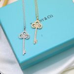 replica-tiffany-keys-fleur-de-lis-key-pendant-womens-full-diamond-necklace-high-end-silver-18k-gold-grp094836f4922f45568161a8cdf4ad2299f6d23-595×595