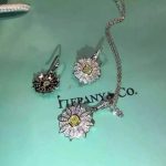 tiffany-co-schlumberger-daisy-drop-earrings-yellow-and-white-diamonds-usa-sale-30828364c74d97b01eae257e44aa9d5bade97baf-595×595