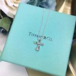 tiffany-elsa-peretti-cross-pendant-necklace-girl-fine-jewelry-usa-online-shopping-33279175a5771bce93e200c36f7cd9dfd0e5deaa-595×595