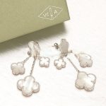 van-cleef-arpels-magic-alhambra-4-motifs-earrings-white-gold-with-white-mother-of-pearl6f4922f45568161a8cdf4ad2299f6d23