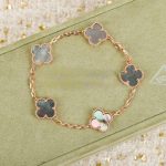 van-cleef-arpels-magic-alhambra-bracelet-5-motifs-gray-mother-of-pearl-rose-goldd645920e395fedad7bbbed0eca3fe2e0-595×595