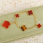 van-cleef-arpels-magic-alhambra-braceletc51ce410c124a10e0db5e4b97fc2af39-595×595