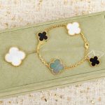 van-cleef-arpels-magic-alhambra-braceletc51ce410c124a10e0db5e4b97fc2af39-595×595