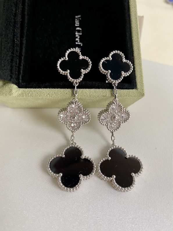 van-cleef-arpels-magic-alhambra-earrings-3-motifs-with-diamondsc81e728d9d4c2f636f067f89cc14862c