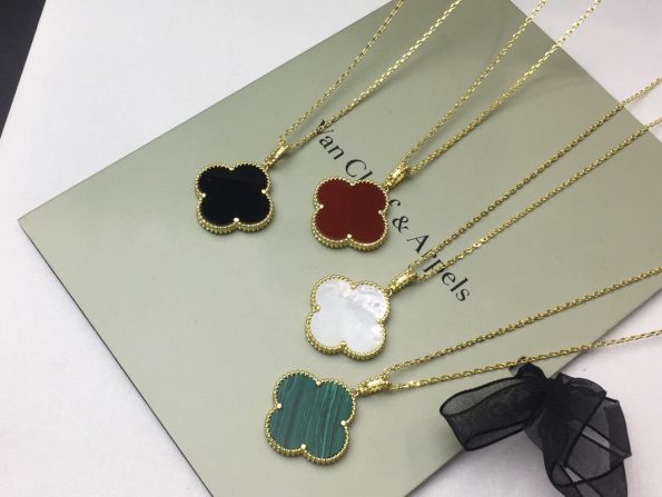 van-cleef-arpels-magic-alhambra-long-necklace-1-motif-24mm-pendant3416a75f4cea9109507cacd8e2f2aefc