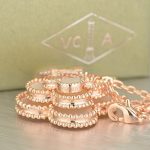 van-cleef-arpels-magic-alhambra-necklace-pink-gold-6-motifs-with-white-mother-of-pearlc51ce410c124a10e0db5e4b97fc2af39 (1)