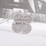 van-cleef-arpels-magic-alhambra-pendant-white-gold-with-pave-diamondsa1d0c6e83f027327d8461063f4ac58a6