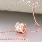 van-cleef-arpels-perlee-clover-pendant-necklace-pink-gold-with-diamondsc51ce410c124a10e0db5e4b97fc2af39 (1)