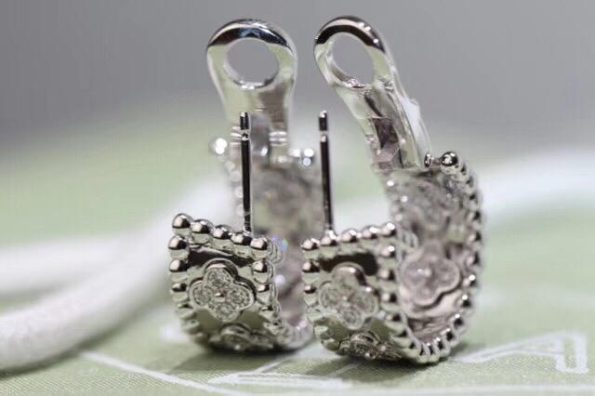 van-cleef-arpels-perlee-clovers-hoop-earrings-white-gold-diamond1f0e3dad99908345f7439f8ffabdffc4