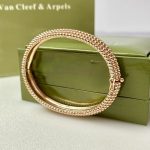 van-cleef-arpels-perlee-pearls-of-gold-bracelet-5-rows-yellow-gold-rose-gold-white-goldd645920e395fedad7bbbed0eca3fe2e0-595×595 (1)