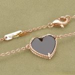 van-cleef-arpels-sweet-alhambra-heart-pendant-pink-gold-with-black-onyx-mother-of-pearl182be0c5cdcd5072bb1864cdee4d3d6e