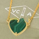 van-cleef-arpels-sweet-alhambra-heart-pendant-yellow-gold-with-malachite-mother-of-pearl33e75ff09dd601bbe69f351039152189
