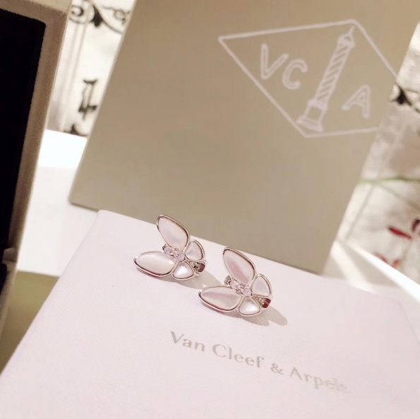 van-cleef-arpels-two-butterfly-earrings-mother-of-pearl-with-diamond-3-color1f0e3dad99908345f7439f8ffabdffc4