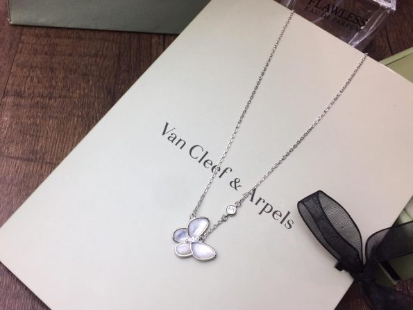 van-cleef-arpels-two-butterfly-pendant-mother-of-pearl-diamondd9d4f495e875a2e075a1a4a6e1b9770f