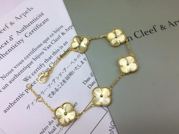 van-cleef-arpels-vintage-alhambra-bracelet-5-motifs-guilloche-yellow-goldeccbc87e4b5ce2fe28308fd9f2a7baf3