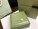 van-cleef-arpels-vintage-alhambra-bracelet-yellow-gold-mother-of-pearld3d9446802a44259755d38e6d163e820