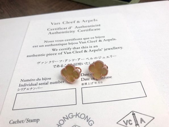 van-cleef-arpels-vintage-alhambra-earring-yellow-gold-mother-of-pearleccbc87e4b5ce2fe28308fd9f2a7baf3