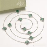 van-cleef-arpels-vintage-alhambra-necklace-white-gold-10-motifs-with-malachite-mother-of-pearl1c383cd30b7c298ab50293adfecb7b18 (1)