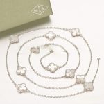 van-cleef-arpels-vintage-alhambra-necklace-white-gold-10-motifs-with-white-mother-of-pearl6f4922f45568161a8cdf4ad2299f6d23 (1)