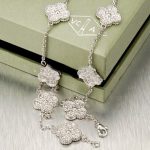 van-cleef-arpels-vintage-alhambra-necklace-white-gold-10-motifsc74d97b01eae257e44aa9d5bade97baf (1)