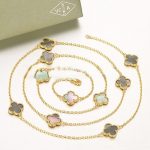 van-cleef-arpels-vintage-alhambra-necklace-yellow-gold-20-motifs-with-gray-mother-of-pearl8e296a067a37563370ded05f5a3bf3ec (1)