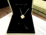 van-cleef-arpels-vintage-alhambra-pendant-yellow-gold-mother-of-pearl3416a75f4cea9109507cacd8e2f2aefc