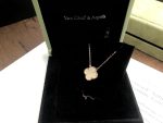 van-cleef-arpels-vintage-alhambra-pendant-yellow-gold-mother-of-pearl3416a75f4cea9109507cacd8e2f2aefc