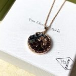 van-cleef-arpels-zodiaque-long-necklace-aquarii-aquarius-rose-gold-aventurine6c8349cc7260ae62e3b1396831a8398f (1)